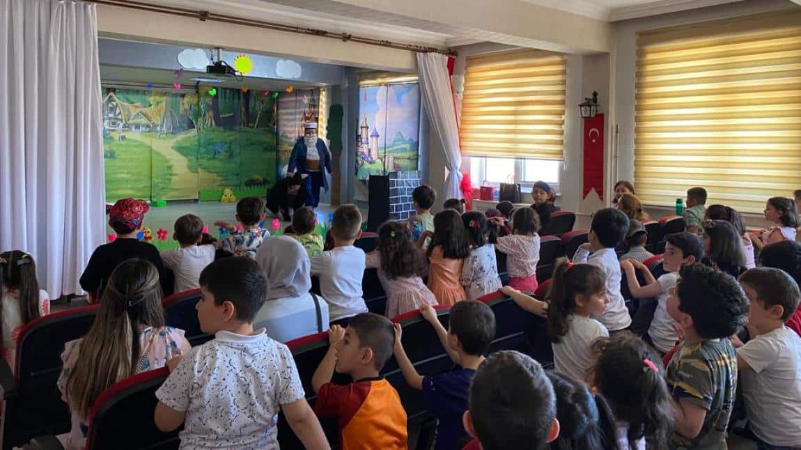 Çocuk gelişimi alanı öğrencilerimiz  Nuri Dönmezcan İlkokulu ve Muhsin Yazıcıoğlu İlkokulu  Anasınıfı öğrencilerine Keloğlan oyununu sundular