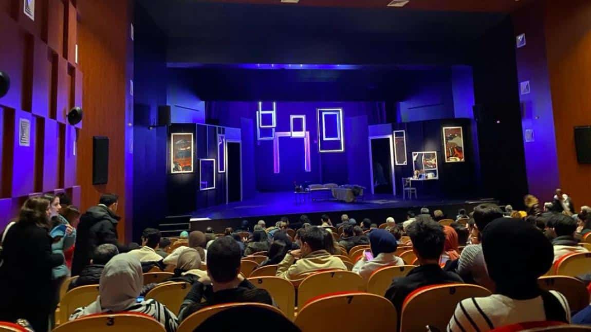 Sivas Devlet Tiyatrolarında gösterimde olan “Eski Fotoğraflar” isimli Tiyatro oyununa Pansiyon Öğrencilerimizle katılım sağladık