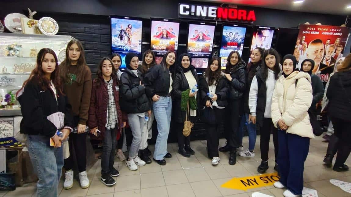 Pansiyonlu öğrencilerimiz ve öğretmenlerimizle  Şehit öğretmen Aybike YALÇIN ın anısana  AYBİKE adlı sinema filmine gidildi.